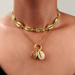 collier chocker coquillage cauri doré