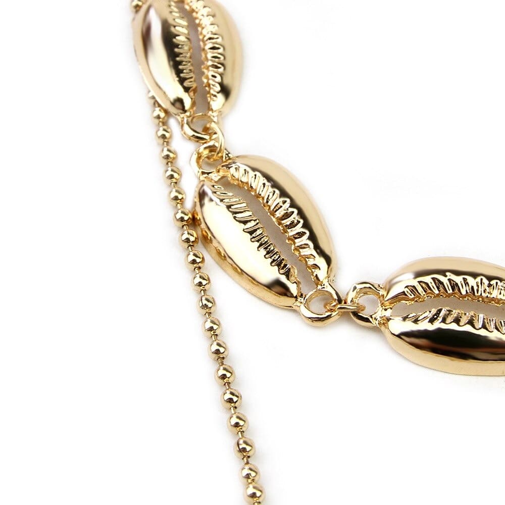 collier doré avec coquillage