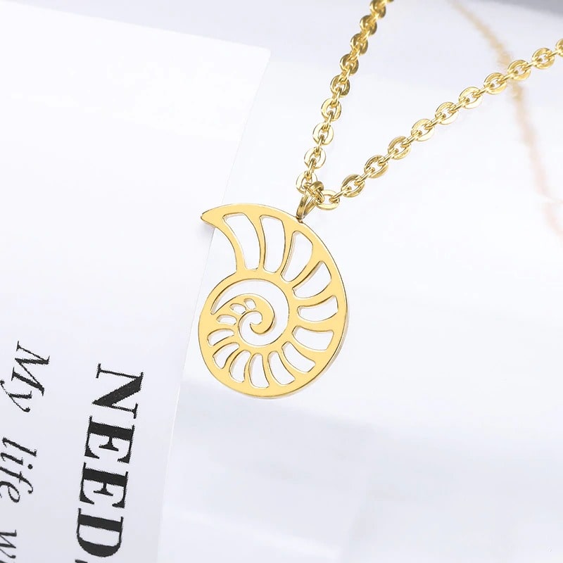 collier doré coquille