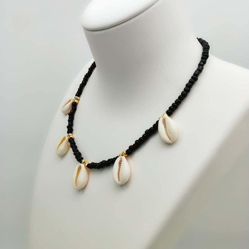 Collier noir et coquillage