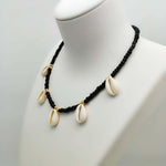 Collier noir et coquillage