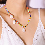Coller perle de couleur et cauri
