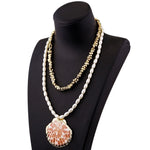 collier fil blanc et pendentif coquillage