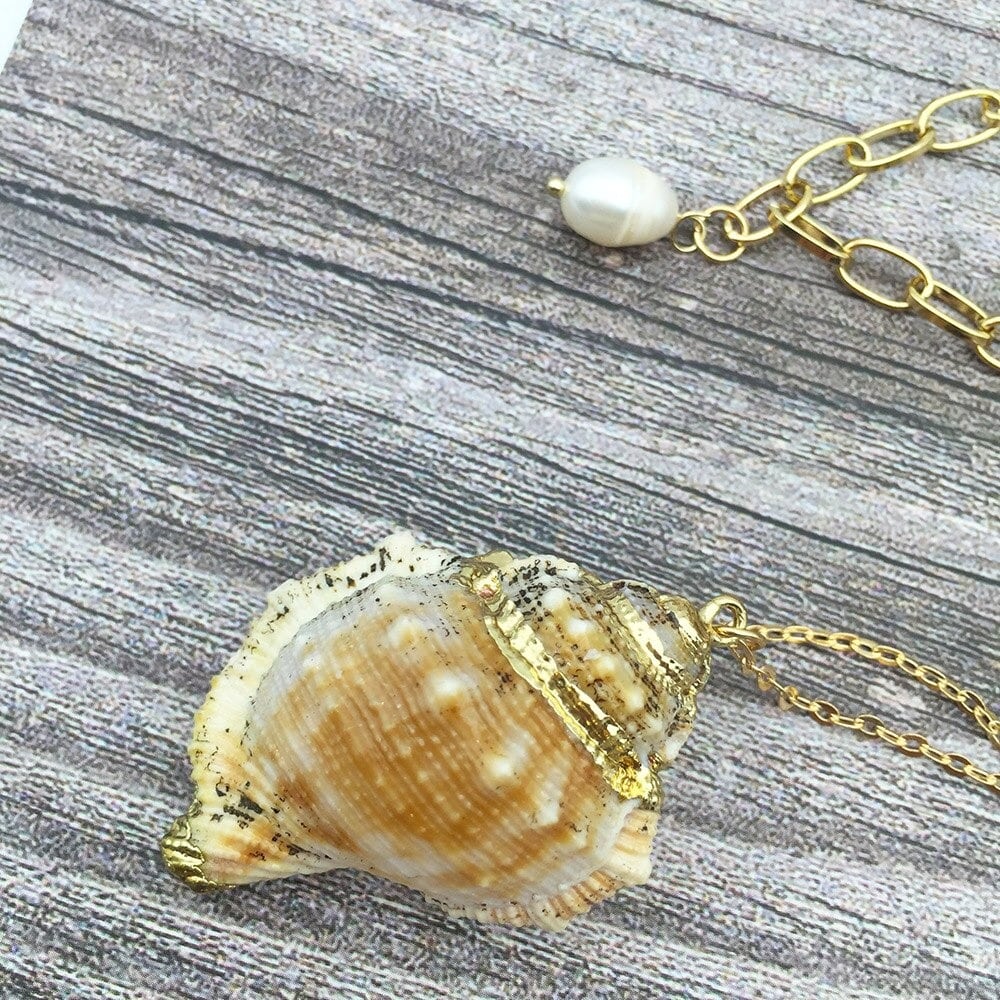 Collier avec coquille